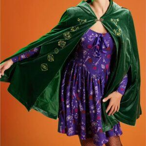 Her Universe HOCUS POCUS Winifred Velvet Hooded Cape
